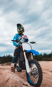 Preview wallpaper motorcycle, motorcyclist, bike, helmet, sand