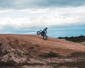 Preview wallpaper motorcycle, motorcyclist, bike, slope, sky