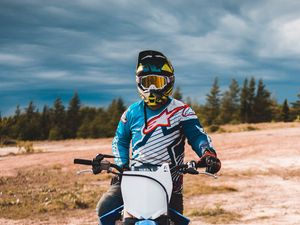 Preview wallpaper motorcycle, motorcyclist, bike, helmet, front view, sand