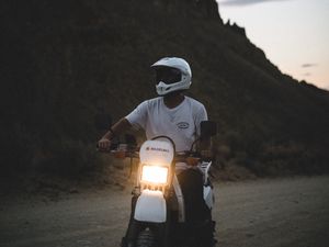 Preview wallpaper motorcycle, motorcyclist, bike, headlight, glow