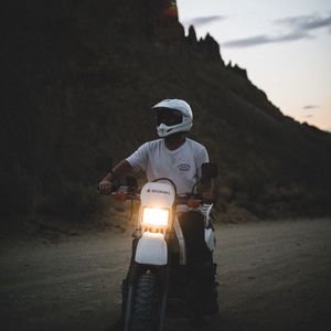 Preview wallpaper motorcycle, motorcyclist, bike, headlight, glow