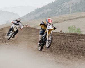 Preview wallpaper motorcycle, motorcyclist, bike, dust, race