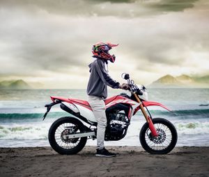 Preview wallpaper motorcycle, motorcyclist, bike, beach