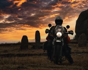 Preview wallpaper motorcycle, motorcyclist, bike, biker, moto, field