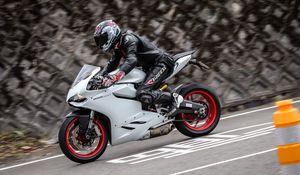 Preview wallpaper motorcycle, motorcyclist, bike, white, speed
