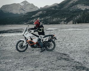 Preview wallpaper motorcycle, motorcyclist, helmet, bike, side view, mountains