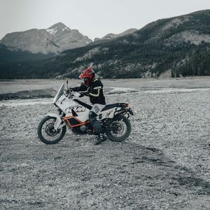 Preview wallpaper motorcycle, motorcyclist, helmet, bike, side view, mountains