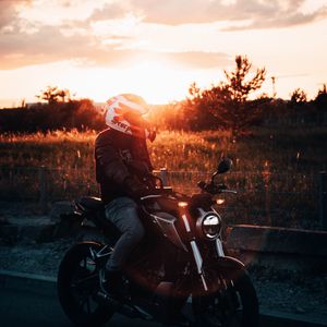 Preview wallpaper motorcycle, motorcyclist, helmet, sunset, light