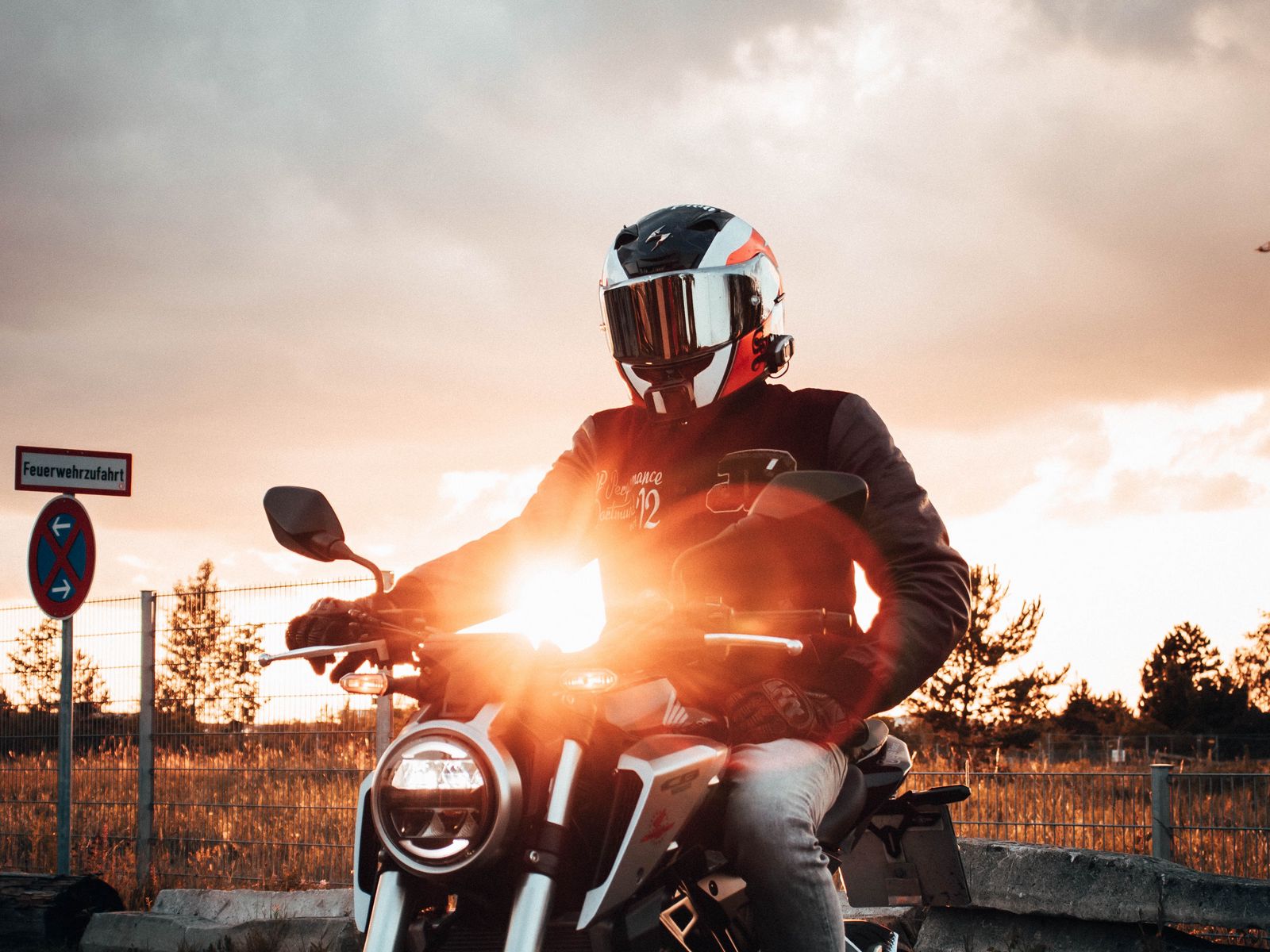 Download wallpaper 1600x1200 motorcycle, motorcyclist, helmet, bike
