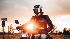 Preview wallpaper motorcycle, motorcyclist, helmet, bike, light