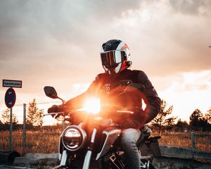 Preview wallpaper motorcycle, motorcyclist, helmet, bike, light