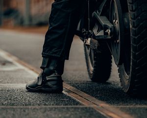 Preview wallpaper motorcycle, motorcyclist, leg, bike, black