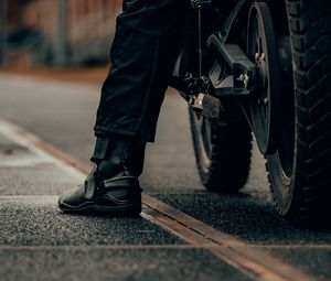 Preview wallpaper motorcycle, motorcyclist, leg, bike, black