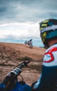 Preview wallpaper motorcycle, motorcyclists, stunt, slope, sand