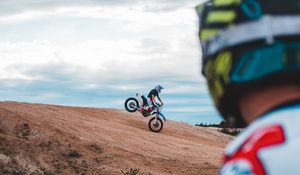 Preview wallpaper motorcycle, motorcyclists, stunt, slope, sand