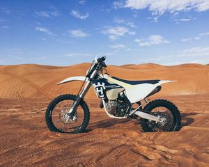 Preview wallpaper motorcycle, sand, side view