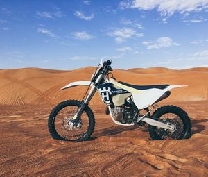 Preview wallpaper motorcycle, sand, side view