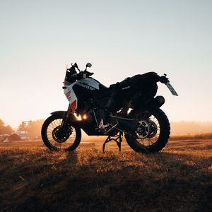 Preview wallpaper motorcycle, side view, bike, rays