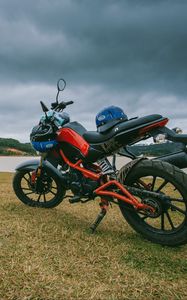 Preview wallpaper motorcycle, side view, grass