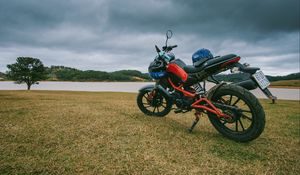 Preview wallpaper motorcycle, side view, grass