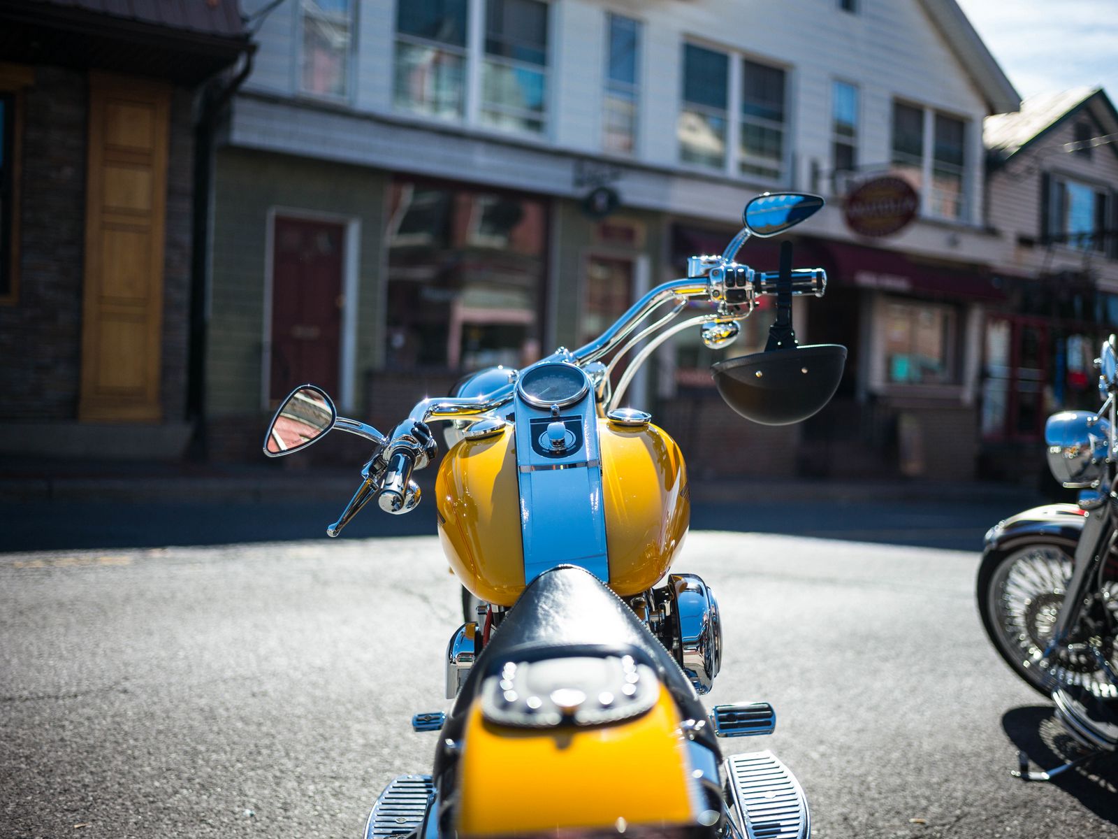 Download wallpaper 1600x1200 motorcycle, yellow, street standard 4:3 hd