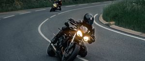 Preview wallpaper motorcycles, motorcyclist, helmet, pursuit, road