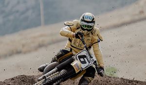 Preview wallpaper motorcycles, motorcyclist, helmet, stunt, dirt