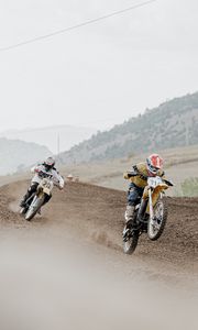 Preview wallpaper motorcycles, motorcyclist, helmet, chase, road, dust