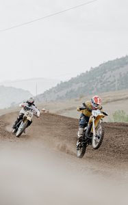 Preview wallpaper motorcycles, motorcyclist, helmet, chase, road, dust