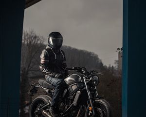 Preview wallpaper motorcyclist, helmet, motorcycle, wheels