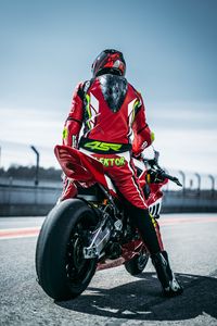 Preview wallpaper motorcyclist, motorcycle, bike, sports, racing, racer