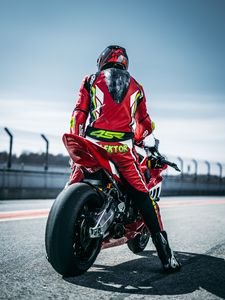 Preview wallpaper motorcyclist, motorcycle, bike, sports, racing, racer