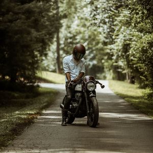 Preview wallpaper motorcyclist, motorcycle, helmet, road, summer