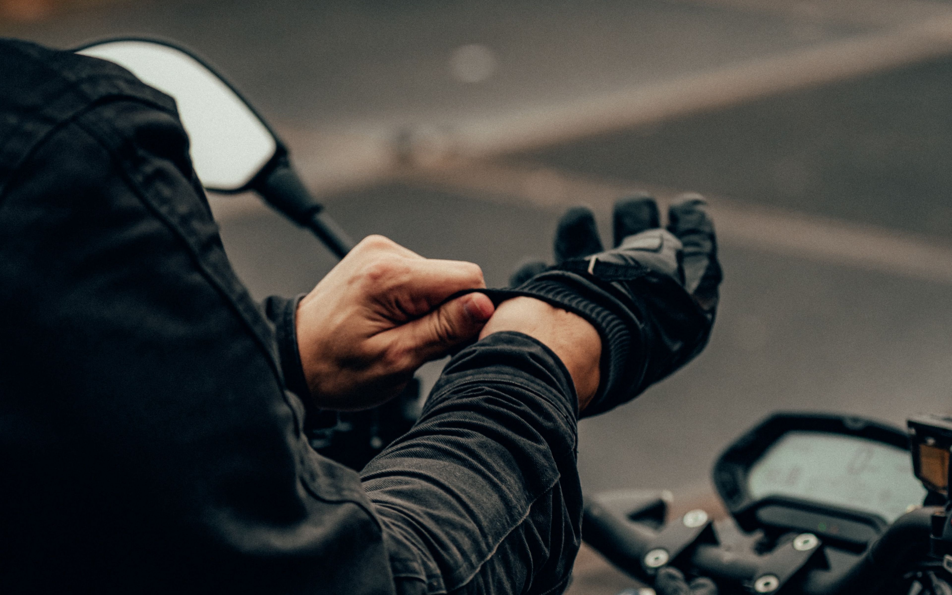 Download wallpaper 3840x2400 motorcyclist, motorcycle, helmet, gloves