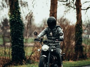 Preview wallpaper motorcyclist, motorcycle, helmet, road, headlamp