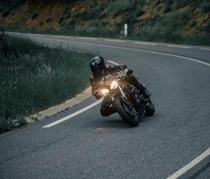 Preview wallpaper motorcyclist, motorcycle, helmet, racing, headlight, glow