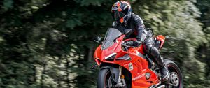 Preview wallpaper motorcyclist, motorcycle, helmet, speed