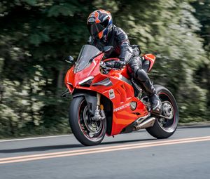Preview wallpaper motorcyclist, motorcycle, helmet, speed