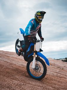 Preview wallpaper motorcyclist, motorcycle, helmet, stunt, sand