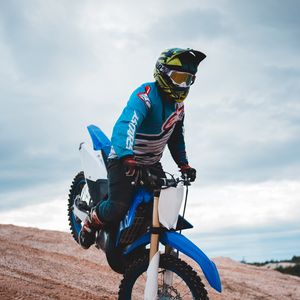 Preview wallpaper motorcyclist, motorcycle, helmet, stunt, sand