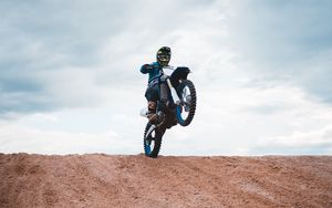 Preview wallpaper motorcyclist, motorcycle, helmet, stunt, horizon
