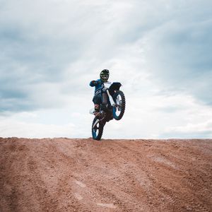 Preview wallpaper motorcyclist, motorcycle, helmet, stunt, horizon