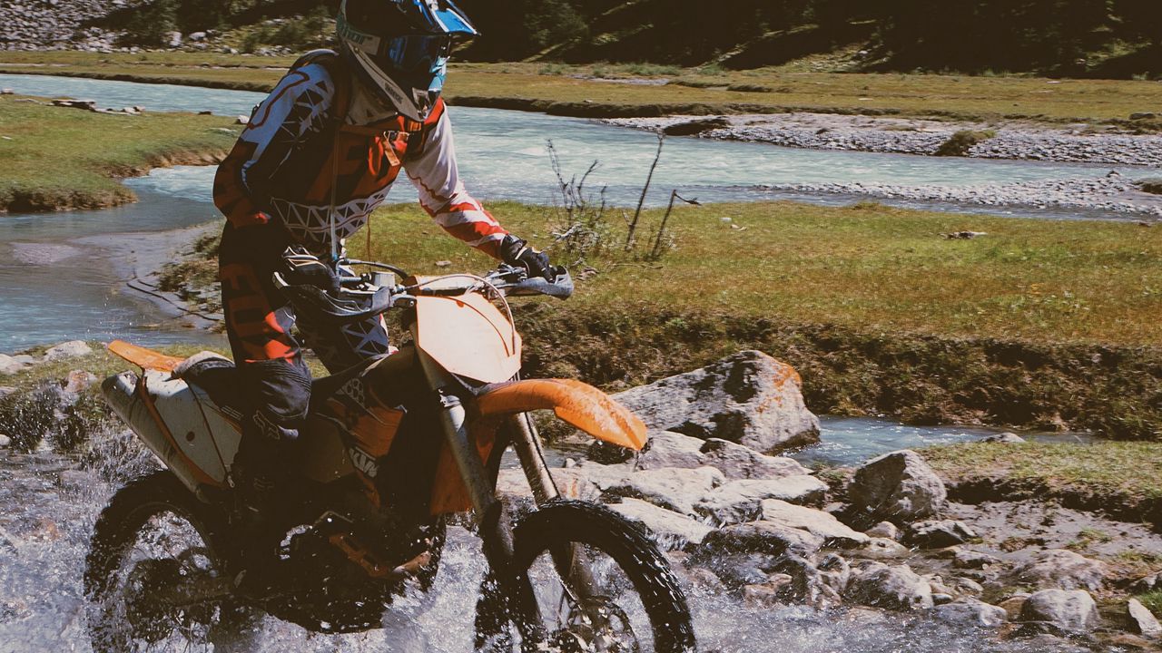 Wallpaper motorcyclist, motorcycle, spray, helmet