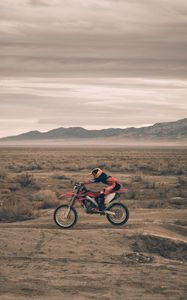 Preview wallpaper motorcyclist, motorcycling, sand