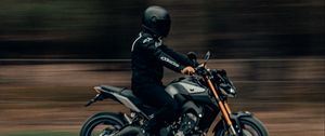 Preview wallpaper motorcyclist, movement, speed, helmet