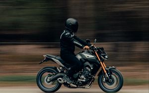 Preview wallpaper motorcyclist, movement, speed, helmet
