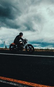 Preview wallpaper motorcyclist, road, marking, asphalt, helmet, clouds, overcast
