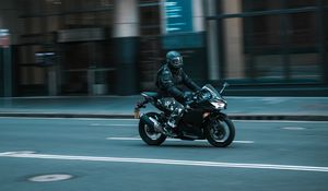 Preview wallpaper motorcyclist, speed, motorcycle