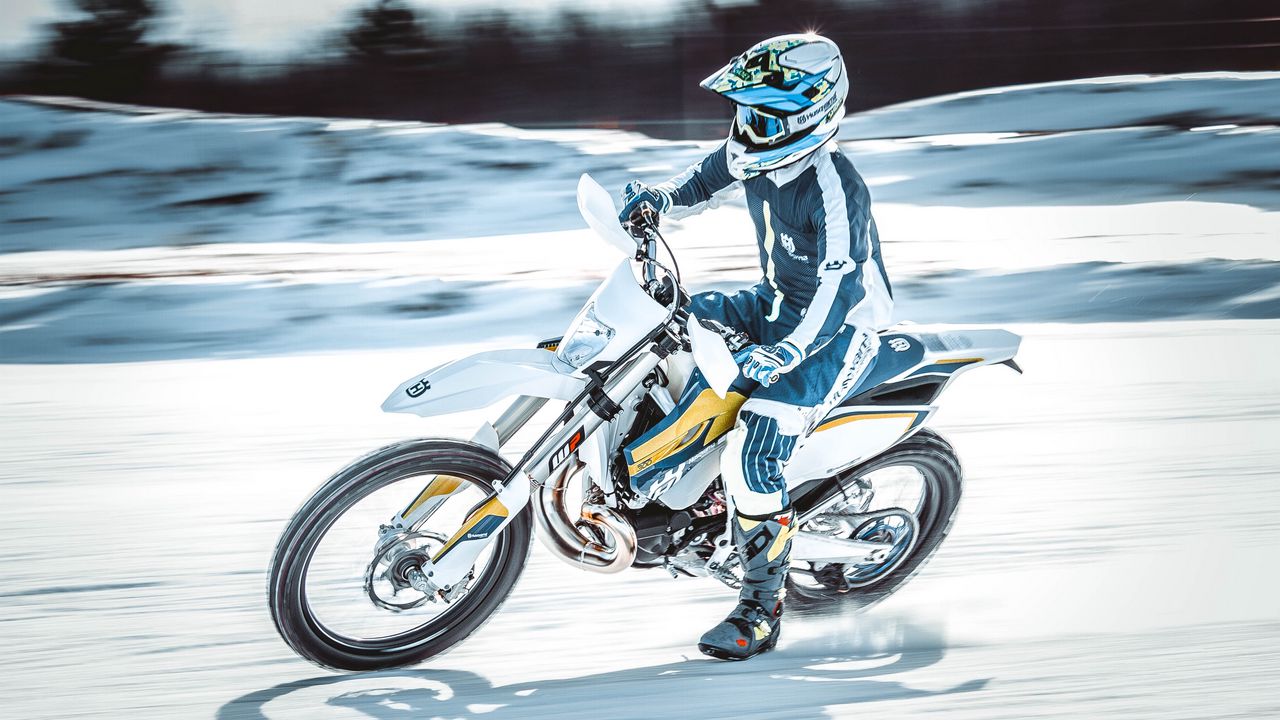 Wallpaper motorcyclist, speed, snow