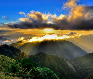 Preview wallpaper mountain, fog, clouds, sun, rays, morning